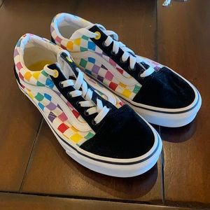 Women’s Checkered color Vans!